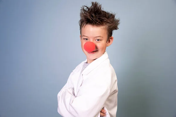 Menino Legal Com Cabelo Selvagem Posando Com Nariz Palhaço Vermelho — Fotografia de Stock