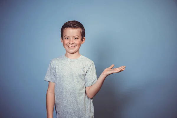 Cooler Kleiner Junge Mit Grauem Shirt Posiert Vor Blauem Hintergrund — Stockfoto