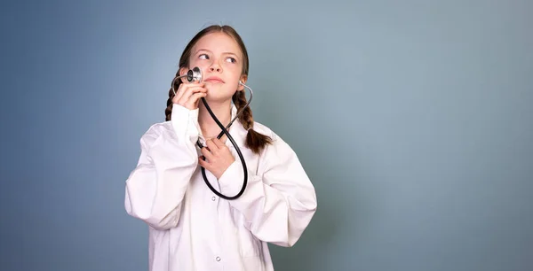 Menina Bonita Com Duas Tranças Está Vestida Como Médico Posando — Fotografia de Stock