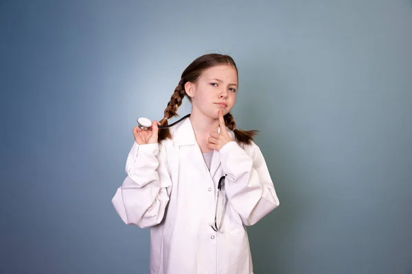 Menina Bonita Com Duas Tranças Está Vestida Como Médico Posando — Fotografia de Stock