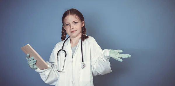 Bela Menina Vestida Como Médico Com Luvas Verdes Tablet Digital — Fotografia de Stock