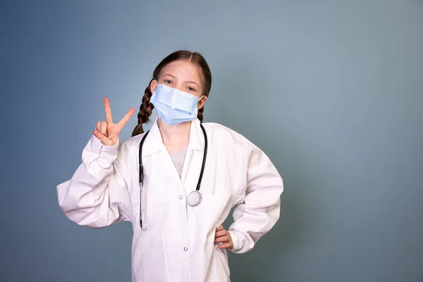 Menina Bonita Com Tranças Vestidas Como Médico Com Máscara Protetora — Fotografia de Stock
