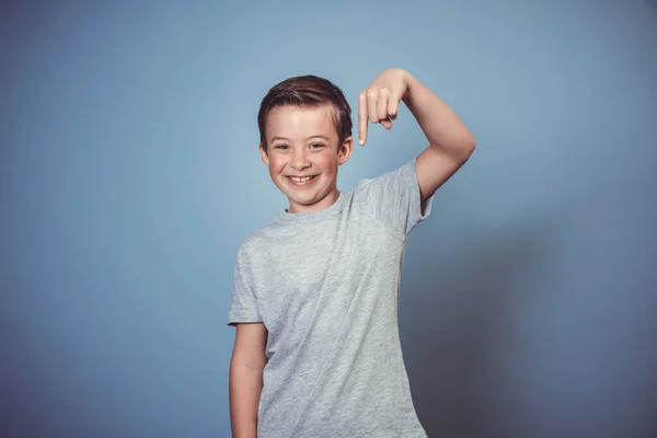 Cooler Kleiner Junge Mit Grauem Shirt Posiert Vor Blauem Hintergrund — Stockfoto