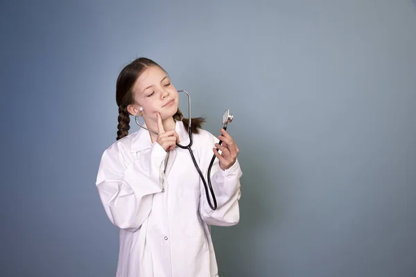 Menina Bonita Com Duas Tranças Está Vestida Como Médico Posando — Fotografia de Stock