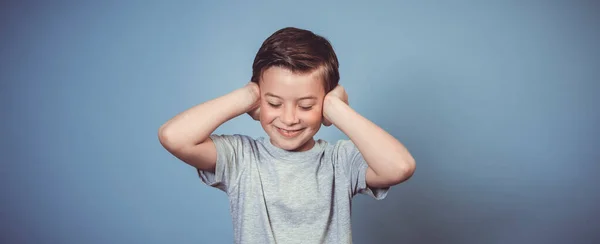 Cool Jeune Garçon Avec Shirt Gris Pose Devant Fond Bleu — Photo