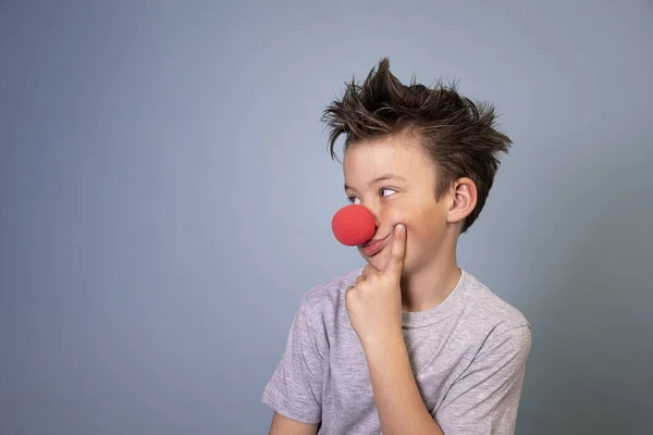 Koele Jongen Met Wild Haar Poseren Met Rode Clown Neus — Stockfoto