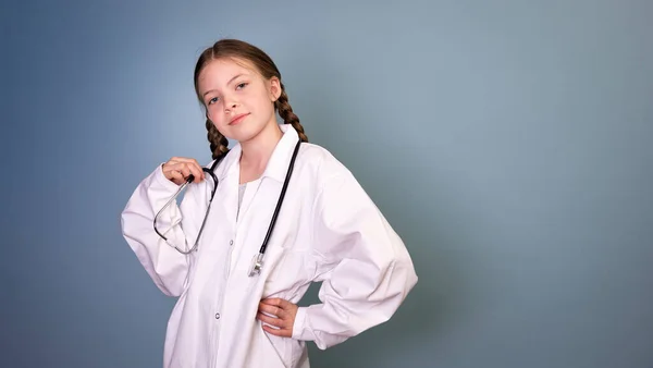 Menina Bonita Com Duas Tranças Está Vestida Como Médico Posando — Fotografia de Stock
