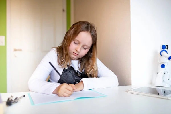 Güzel Liseli Kız Evdeki Masasında Oturmuş Ödev Yapıyor Yazıyor — Stok fotoğraf