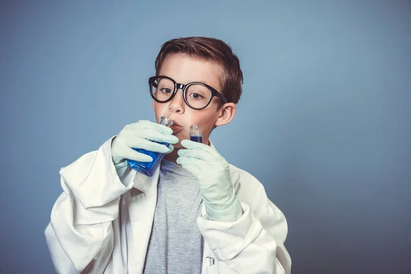 Δροσερό Αγόρι Σχολείο Παχιά Μαύρα Γυαλιά Είναι Ντυμένος Επιστήμονας Λευκό — Φωτογραφία Αρχείου