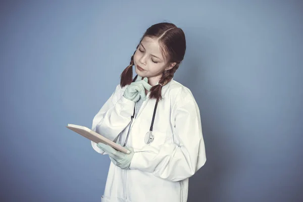 Bela Menina Vestida Como Médico Com Luvas Verdes Tablet Digital — Fotografia de Stock