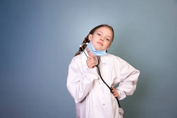 Menina Bonita Com Tranças Vestidas Como Médico Com Máscara Protetora — Fotografia de Stock