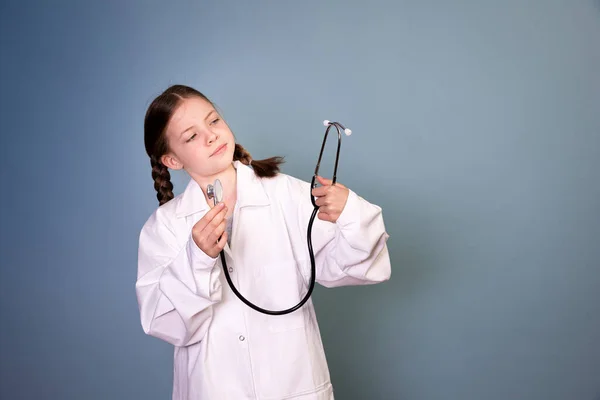 Menina Bonita Com Duas Tranças Está Vestida Como Médico Posando — Fotografia de Stock