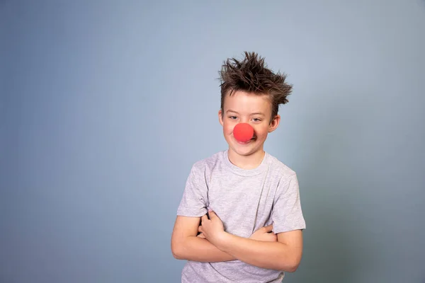 Mavi Arka Planda Kırmızı Palyaço Burunlu Vahşi Saçlı Havalı Çocuk — Stok fotoğraf