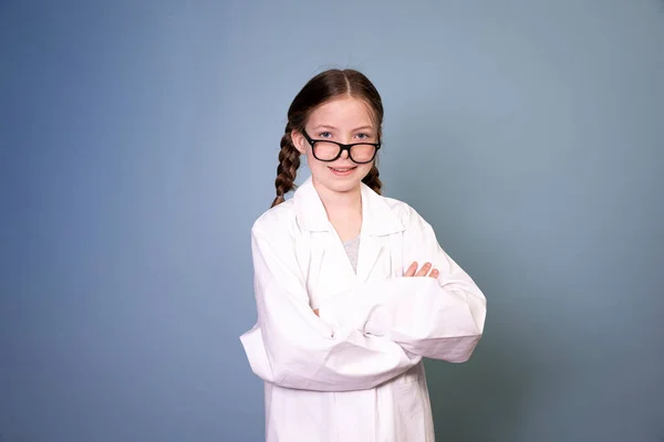 Menina Bonita Com Óculos Pretos Casaco Laboratório Trabalho Branco Frente — Fotografia de Stock