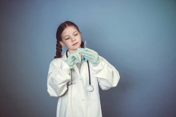 Δροσερό Νεαρό Κορίτσι Ντυμένος Γυναίκα Γιατρός Στηθοσκόπιο Και Σύριγγα Και — Φωτογραφία Αρχείου