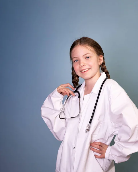 Menina Bonita Com Duas Tranças Está Vestida Como Médico Posando — Fotografia de Stock