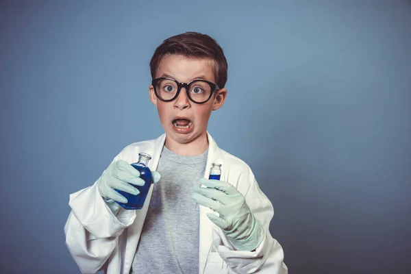 Δροσερό Αγόρι Σχολείο Παχιά Μαύρα Γυαλιά Είναι Ντυμένος Επιστήμονας Λευκό — Φωτογραφία Αρχείου
