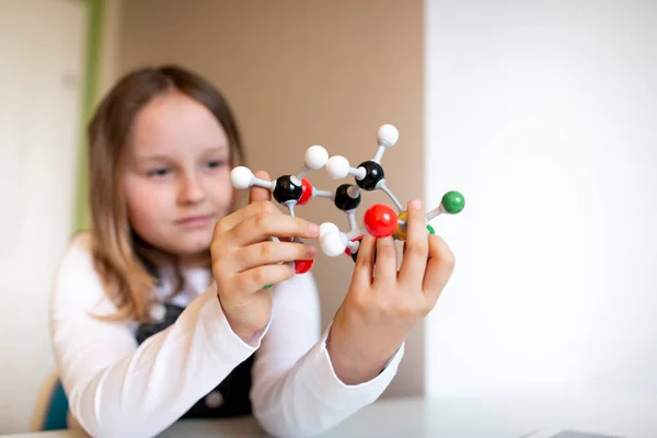 Siyah Tulumlu Güzel Bir Kız Öğrenci Odasında Oturur Moleküller Için — Stok fotoğraf