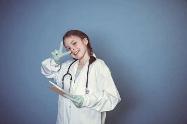 Bela Menina Vestida Como Médico Com Luvas Verdes Tablet Digital — Fotografia de Stock