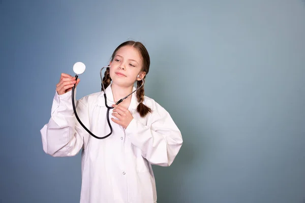 Menina Bonita Com Duas Tranças Está Vestida Como Médico Posando — Fotografia de Stock