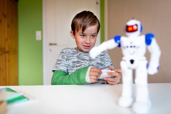 Yeşil Kollu Havalı Çocuk Odasında Oturmuş Oyuncak Robotla Oynuyor — Stok fotoğraf