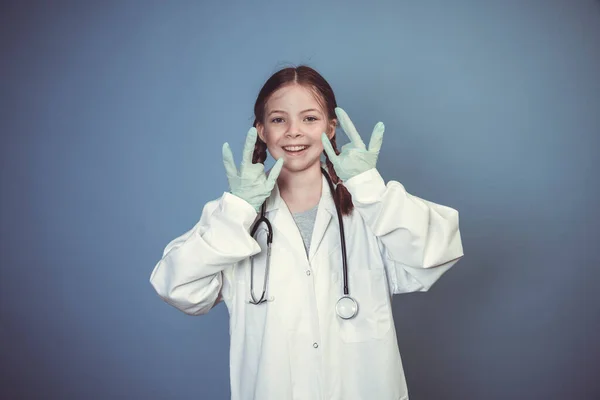 Mladá Dívka Oblečená Jako Lékař Zelenými Gumovými Rukavicemi Stetoskopem Přední — Stock fotografie