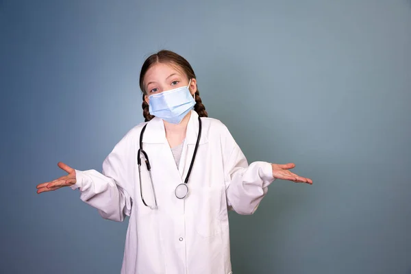 Menina Bonita Com Tranças Vestidas Como Médico Com Máscara Protetora — Fotografia de Stock
