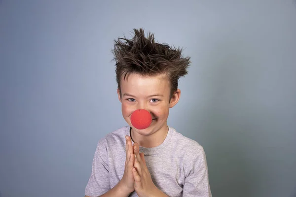 Chico Fresco Con Pelo Salvaje Posando Con Nariz Payaso Rojo — Foto de Stock