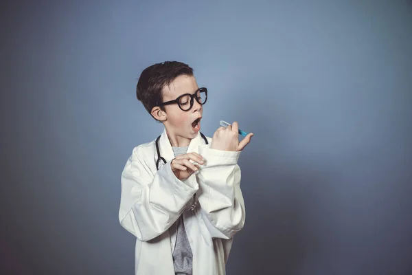 Cool Mladý Chlapec Přestrojen Lékaře Bílou Lékařskou Halenkou Hraje Injekční — Stock fotografie