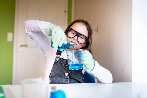 Pretty Young Schoolgirl Sitting Her Desk Room Home Experimenting Blue — Stock Photo, Image