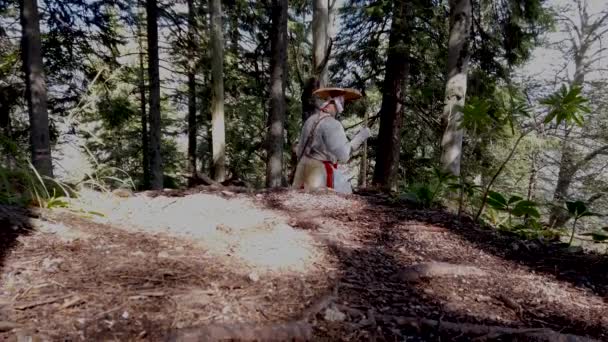 Evropský Mnich Shugendo Tradičním Oblečení Pěší Turistika Lese — Stock video
