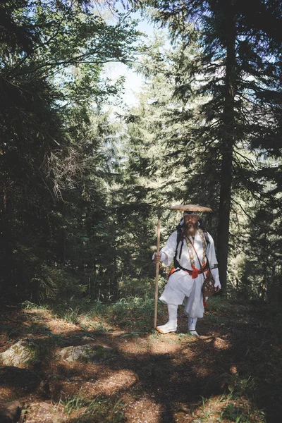 Europese Shugendo Monnik Traditionele Outfit Wandelen Oostenrijkse Bergen — Stockfoto