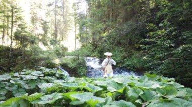 Sakallı Avrupalı bir adam geleneksel Japon Shugendo kıyafetiyle meditasyon yapıyor.
