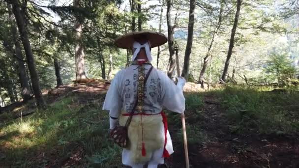 Europäischer Shugendo Mönch Traditionellem Outfit Wandert Wald — Stockvideo