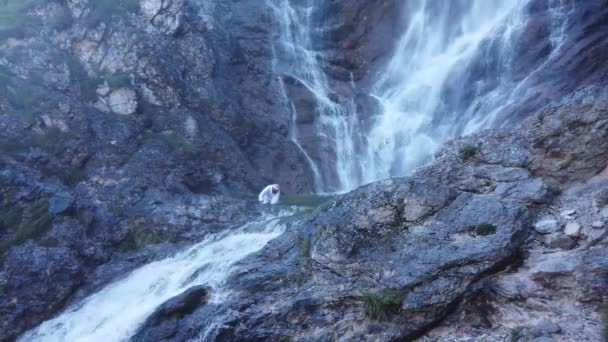 日本传统水上运动服的男人在冬天做瀑布冥想 — 图库视频影像