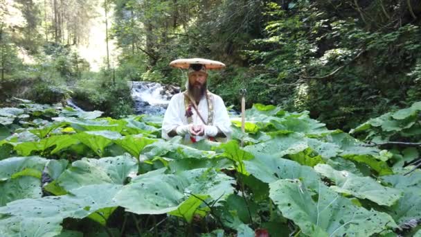 Evropan Vousy Medituje Tradičním Japonském Shugendo Oblečení Přírodě — Stock video