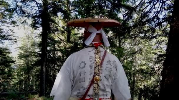 Hombre Europeo Con Barba Medita Traje Tradicional Japonés Shugendo Naturaleza — Vídeos de Stock