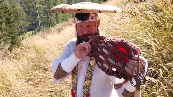 Homem Europeu Com Barba Medita Roupa Tradicional Japonesa Shugendo Floresta — Vídeo de Stock