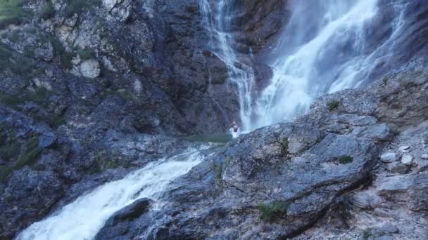 Muž Tradičním Japonském Shugendo Oblečení Dělat Vodopád Meditace Zimě — Stock video