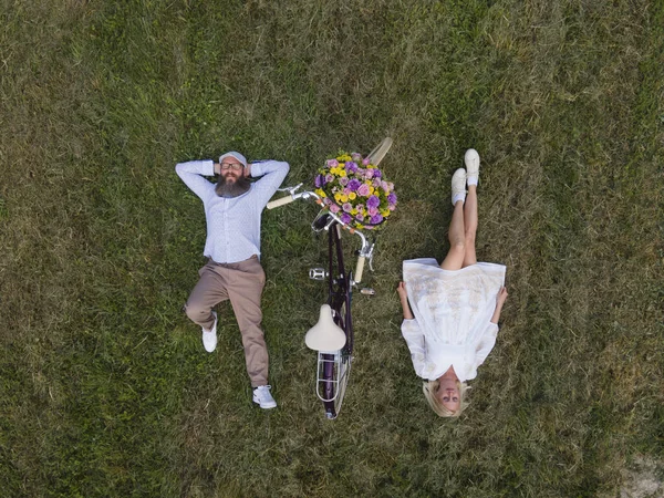 Beyaz Elbiseli Sarışın Kadın Erkek Arkadaşının Hava Drone Görüntüsü Doğada — Stok fotoğraf