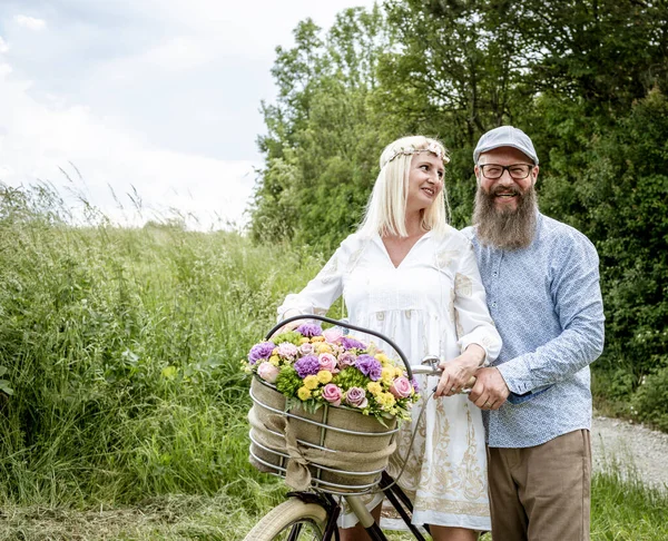 Donna Bionda Abito Bianco Suo Marito Posa Con Bicicletta Decorato — Foto Stock