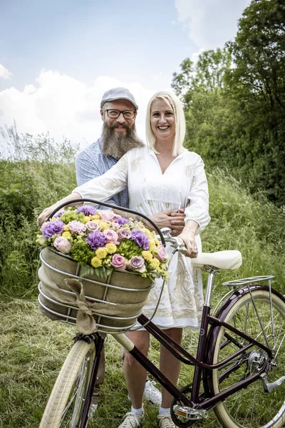 Donna Bionda Abito Bianco Suo Marito Posa Con Bicicletta Decorato — Foto Stock