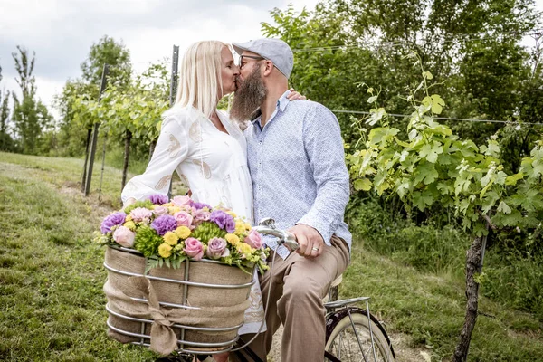 Donna Bionda Abito Bianco Suo Marito Baciare Mentre Posa Con — Foto Stock