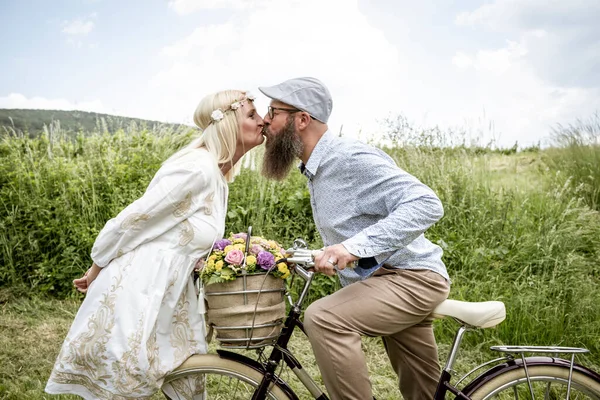 Blondynka Kobieta Białej Sukience Jej Mąż Całuje Podczas Pozowania Rowerem — Zdjęcie stockowe