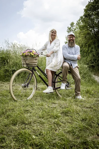 Blonde Woman White Dress Her Husband Posing Bicycle Decorated Flowers — Stock Photo, Image