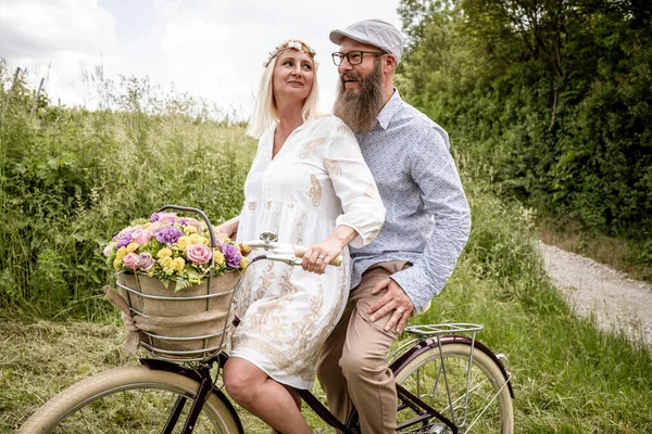 Blonde Woman White Dress Her Husband Posing Bicycle Decorated Flowers — Stock Photo, Image