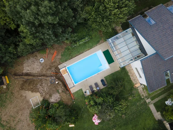 Drohnenflug Von Schwimmbad Baustelle Mit Wasserbecken — Stockfoto