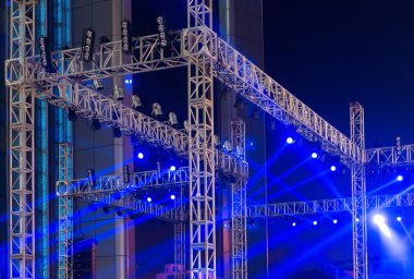 Tiyatro sahne alanı'nda birden çok sahne ışıkları 