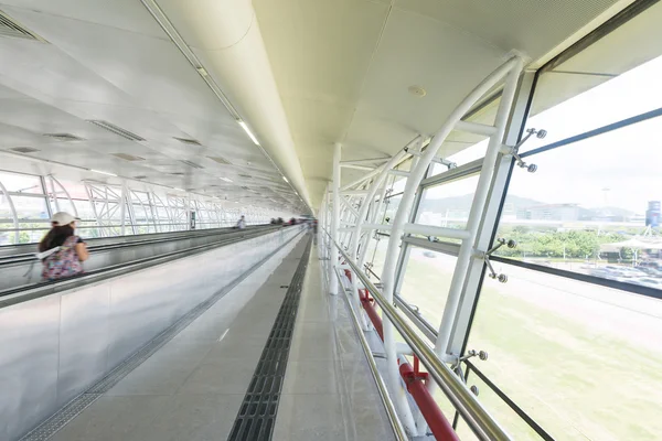 Movendo escada rolante em um aeroporto — Fotografia de Stock