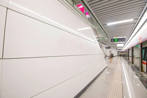 Gente borrosa en la plataforma del metro — Foto de Stock